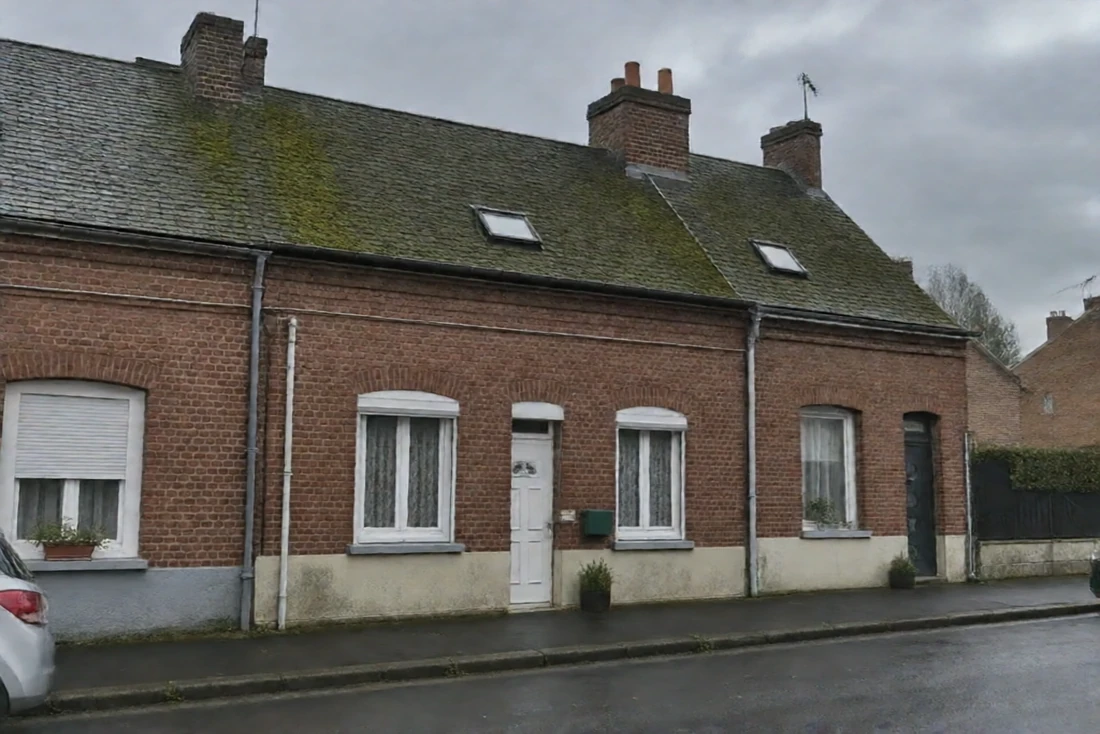Maison en brique du Nord avec toit d'ardoise moussu (Imphy, Nièvre)