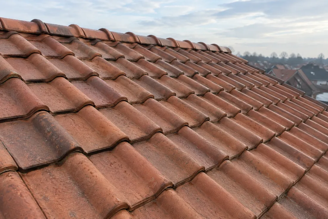 Toiture en tuiles terre cuite propres après un traitement hydrofuge (Vertou, Loire-Atlantique)
